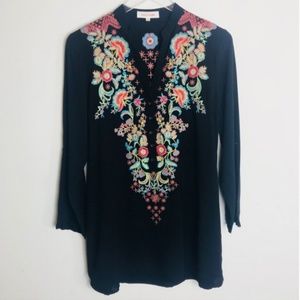 4/$25🌻 Black  boho hippy embroidered shirt